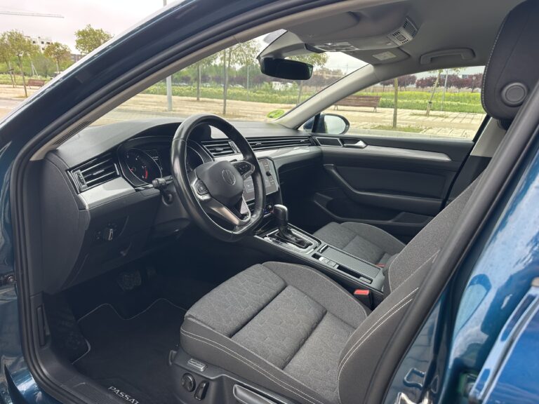 Volkswagen Passat 2022 - Detalle parte interior delantera