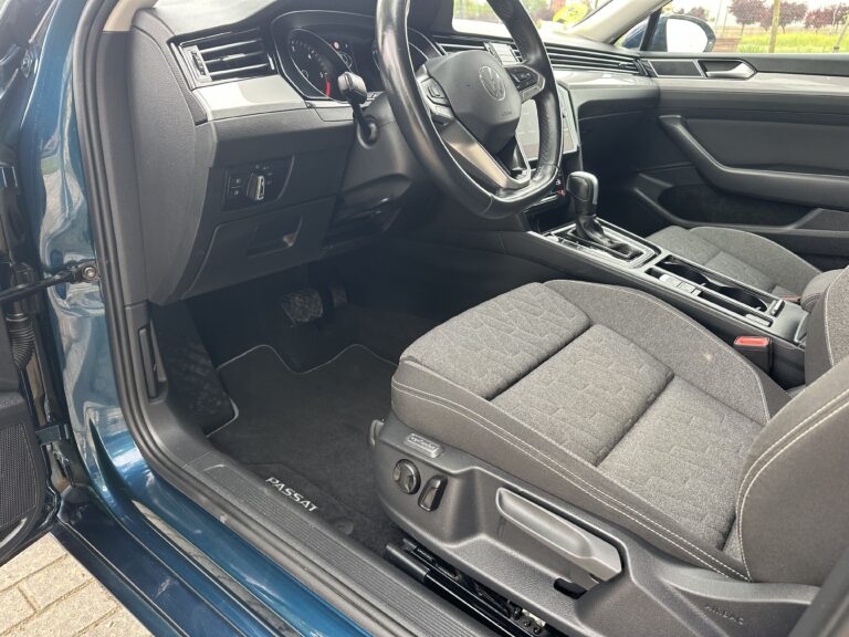 Volkswagen Passat 2022 - Detalle pedales