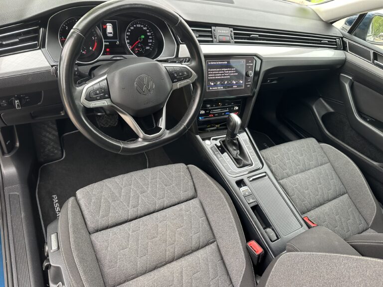 Volkswagen Passat 2022 - Detalle consola delantera