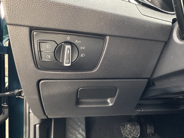Volkswagen Passat 2022 - Detalle mando luces