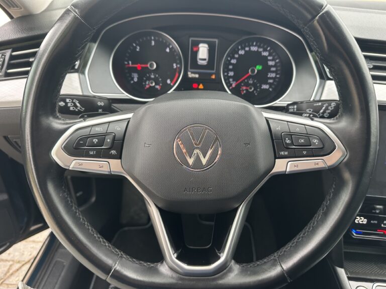 Volkswagen Passat 2022 - Detalle volante