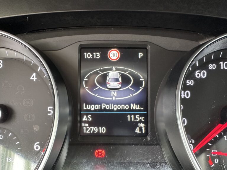 Volkswagen Passat 2022 - Cuadro de mandos con 127.910 km
