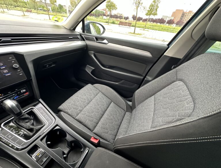 Volkswagen Passat 2022 - Detalle asiento copiloto