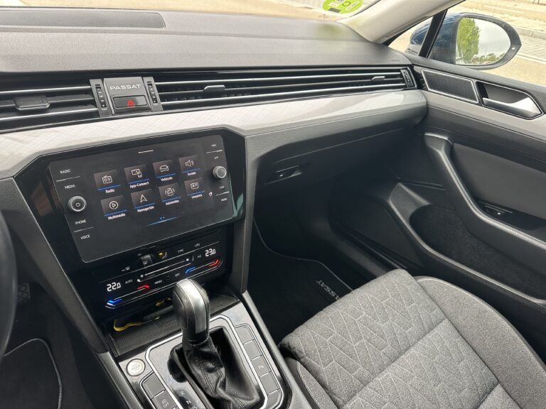 Volkswagen Passat 2022 - Detalle copiloto