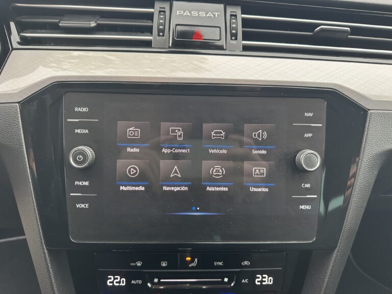 Volkswagen Passat 2022 - Detalle menú principal pantalla táctil