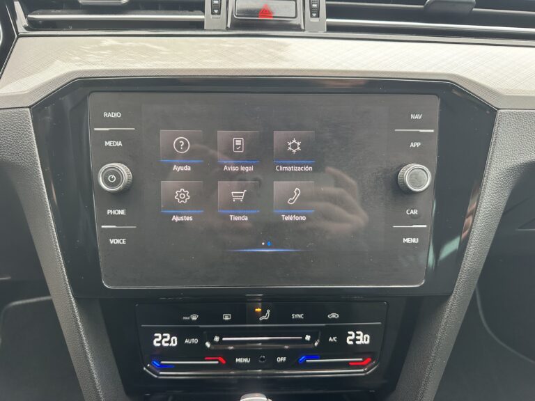 Volkswagen Passat 2022 - Detalle pantalla táctil