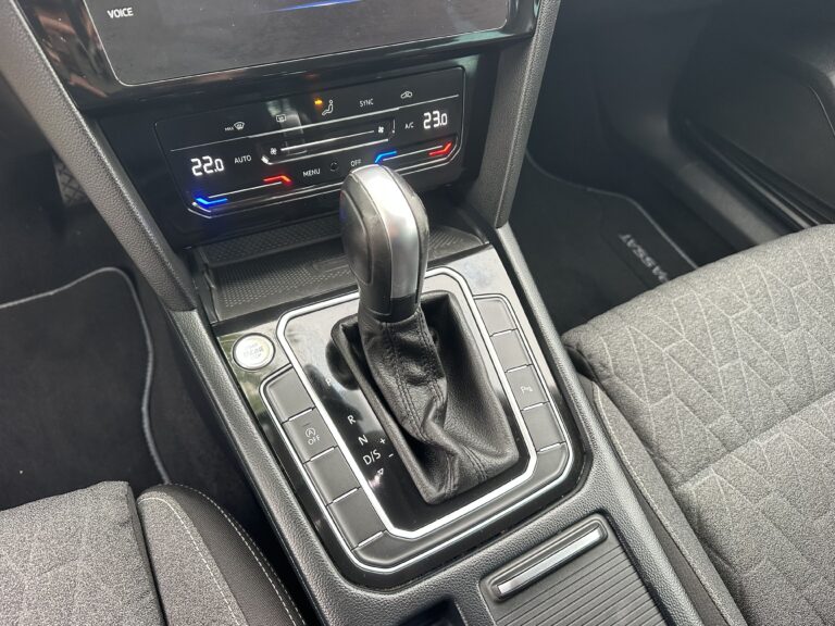Volkswagen Passat 2022 - Detalle palanca cambios