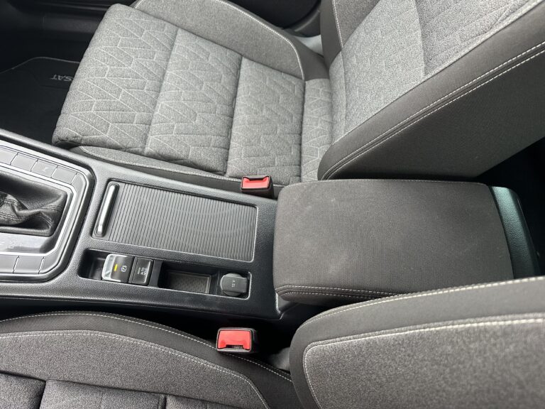 Volkswagen Passat 2022 - Detalle reposa brazos cerrado