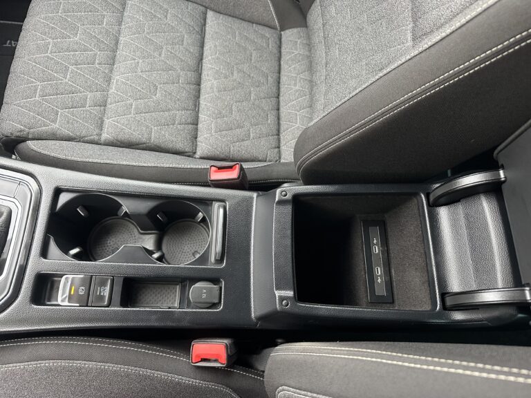 Volkswagen Passat 2022 - Detalle reposa brazos abierto