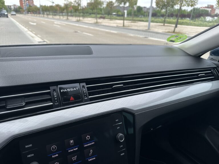 Volkswagen Passat 2022 - Detalle salpicadero