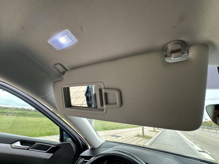 Volkswagen Passat 2022 - Parasol con espejo abierto