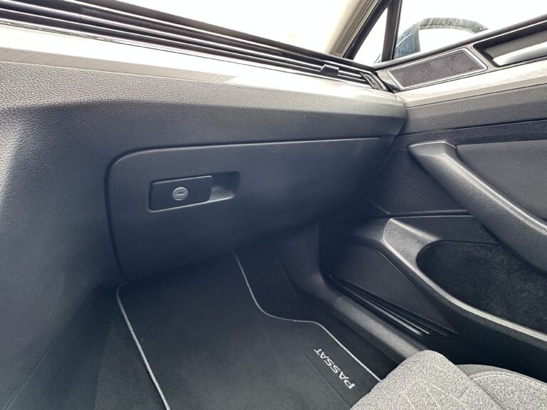 Volkswagen Passat 2022 - Detalle guantera