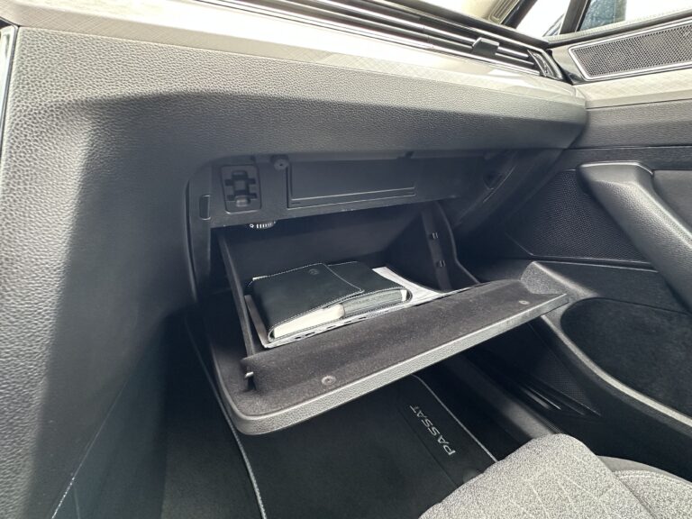 Volkswagen Passat 2022 - Detalle guantera abierta