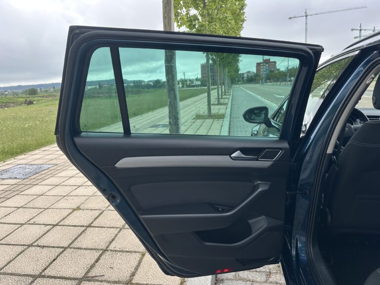 Volkswagen Passat 2022 - Detalle puerta trasera izquierda