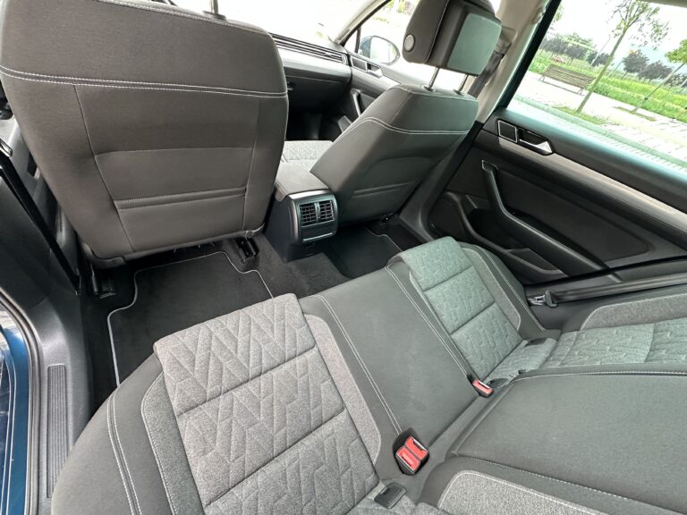 Volkswagen Passat 2022 - Detalle asientos traseros