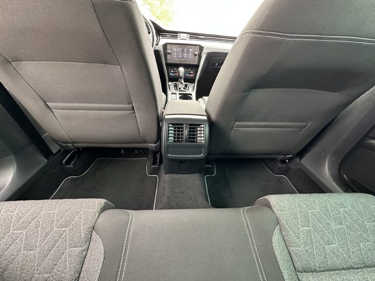Volkswagen Passat 2022 - Detalle consola trasera