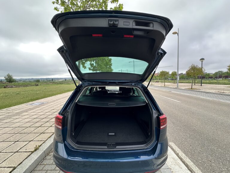 Volkswagen Passat 2022 - Maletero completo