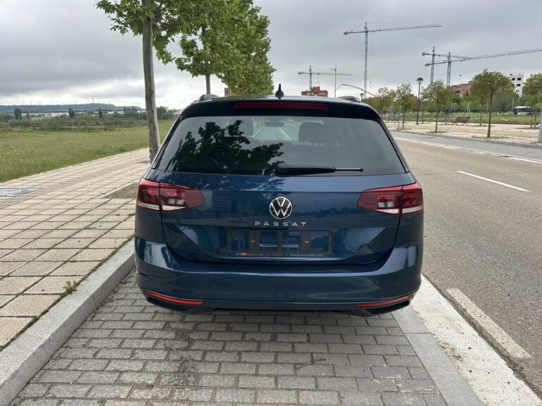 Volkswagen Passat 2022 - Trasera