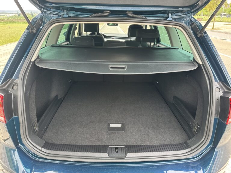 Volkswagen Passat 2022 - Maletero cortina desplegada