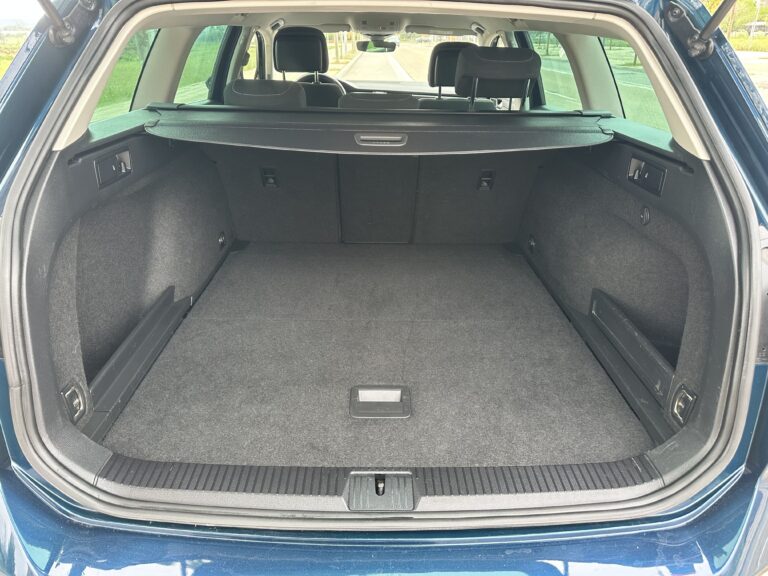 Volkswagen Passat 2022 - Maletero cortina plegada