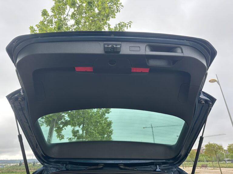 Volkswagen Passat 2022 - Interior puerta maletero