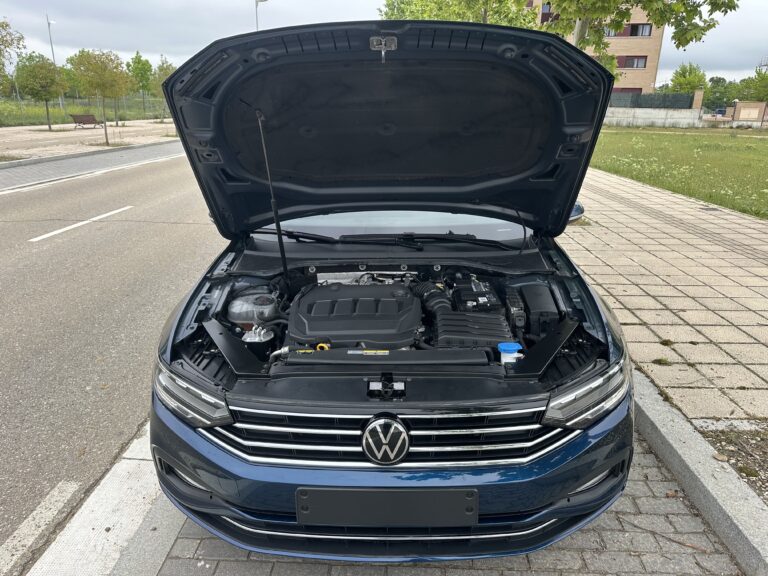 Volkswagen Passat 2022 - Motor con capó abierto