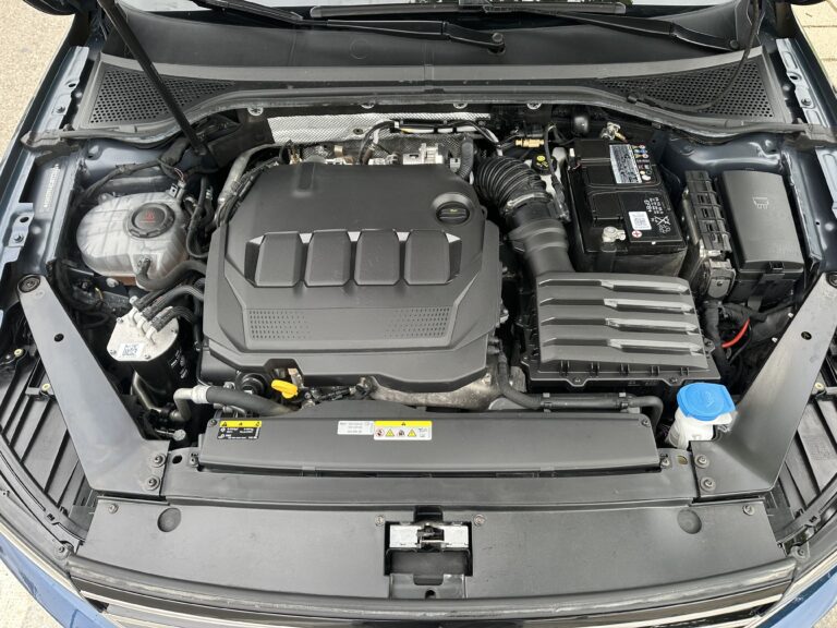 Volkswagen Passat 2022 - Detalle motor