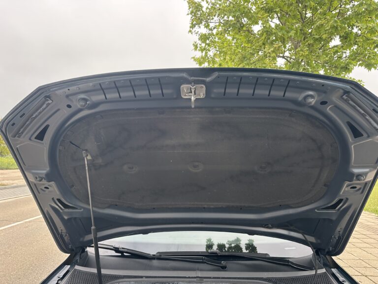Volkswagen Passat 2022 - Interior capó