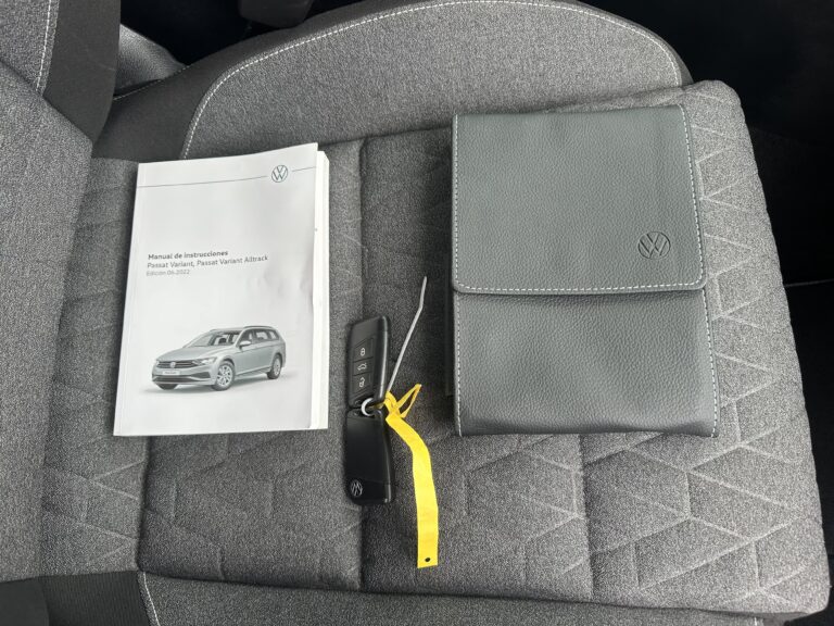 Volkswagen Passat 2022 - Llaves y libro mantenimiento