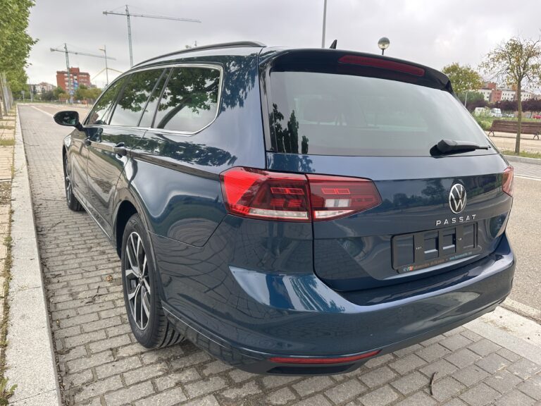 Volkswagen Passat 2022 - Faro trasero