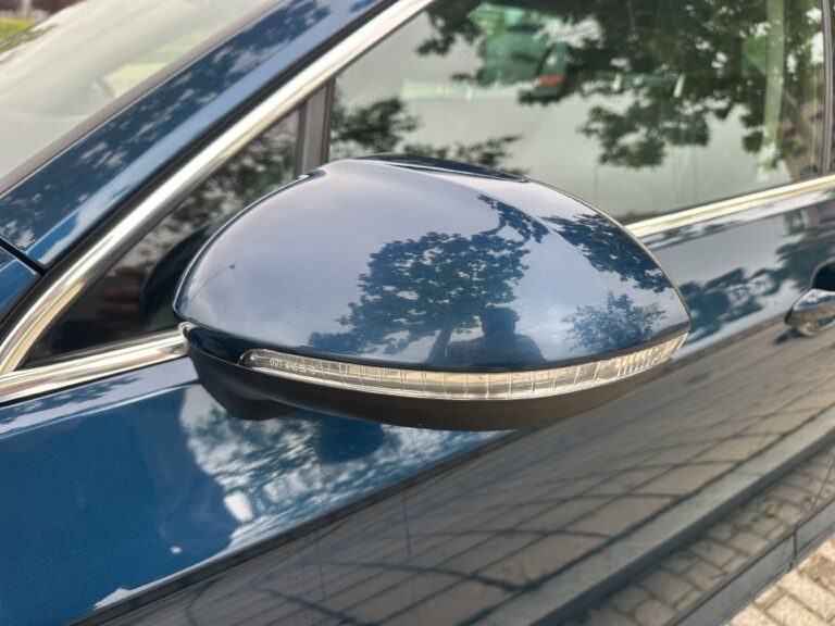 Volkswagen Passat 2022 - Detalle carcasa espejo retrovisor