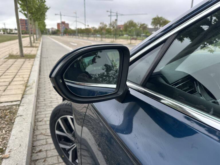 Volkswagen Passat 2022 - Detalle espejo retrovisor