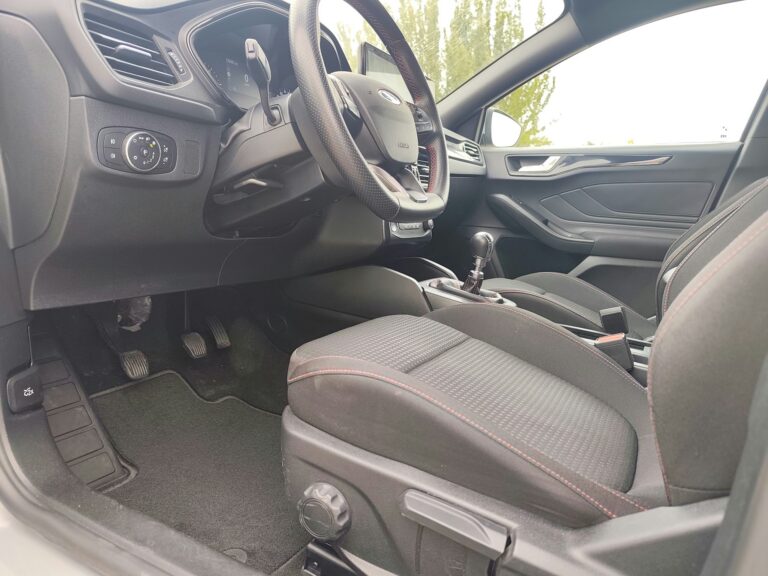 Ford focus gris photo 2026 10 17 13 54 56
